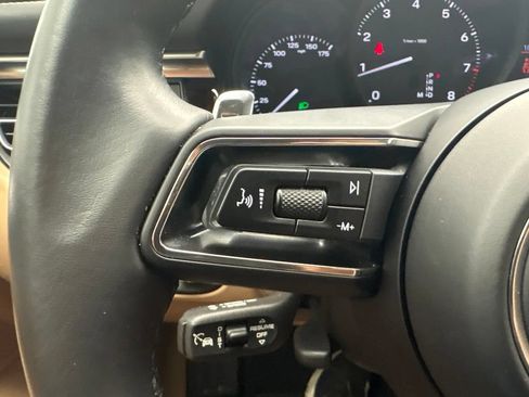 Certified 2023 Porsche Macan AWD/4WD image 39