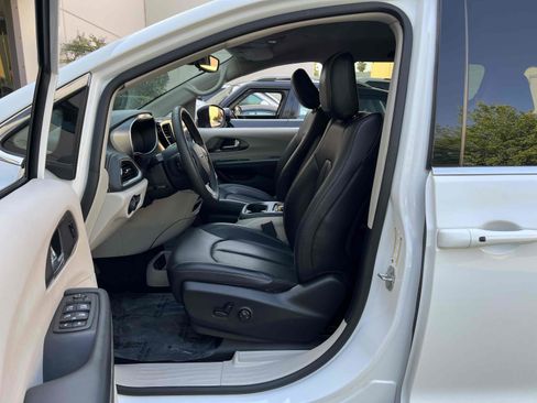 Used 2023 Chrysler Pacifica Touring-L image 4