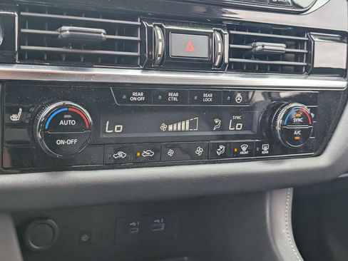 Used 2024 Nissan Pathfinder SL w/ Black Appearance Package FWD image 18
