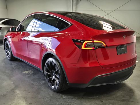 Used 2022 Tesla Model Y Long Range AWD/4WD image 2