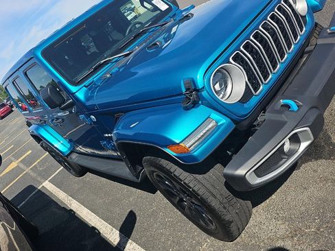 Used 2024 Jeep Wrangler Unlimited Sahara w/ Technology Group AWD/4WD image 2