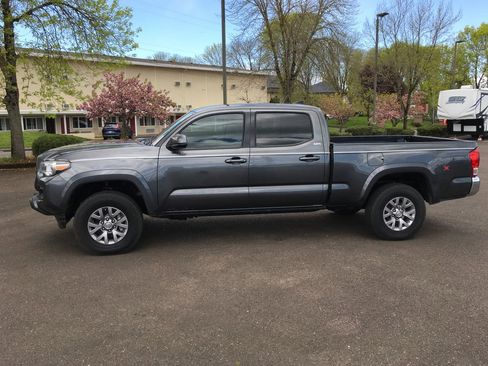 Used 2016 Toyota Tacoma SR5 w/ SR5 Appearance Package (DN) AWD/4WD image 3