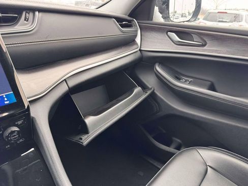 Used 2024 Jeep Grand Cherokee Limited image 24