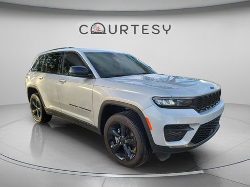 Certified 2025 Jeep Grand Cherokee Altitude RWD image 4
