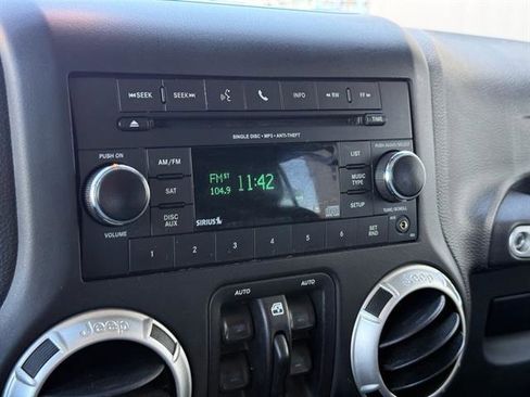 Used 2018 Jeep Wrangler Unlimited Rubicon w/ Connectivity Group image 15