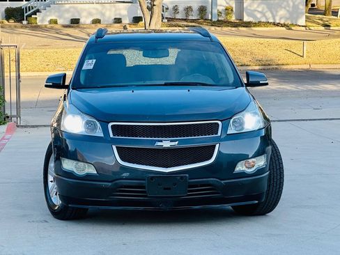 Used 2009 Chevrolet Traverse LT FWD image 2
