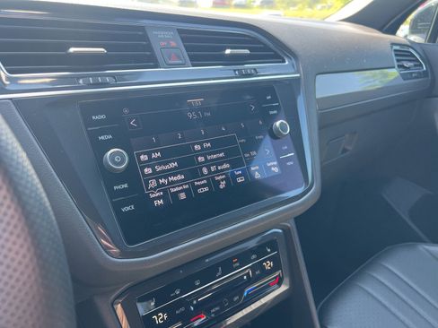 Used 2022 Volkswagen Tiguan SE R-Line image 8