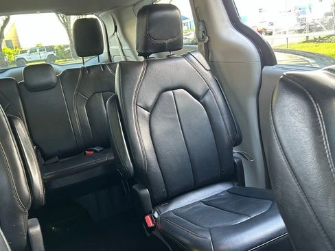 Certified 2020 Chrysler Pacifica Touring-L image 15