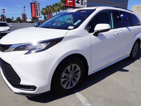 Certified 2022 Toyota Sienna LE image 4