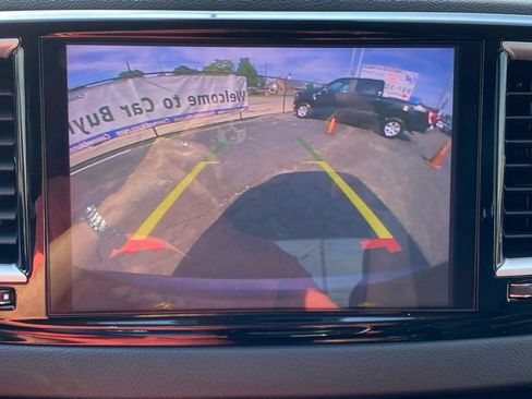 Used 2023 Chrysler Pacifica Touring-L FWD image 28