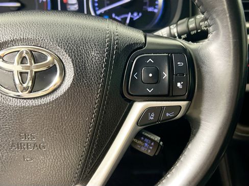 Used 2019 Toyota Highlander XLE FWD image 18