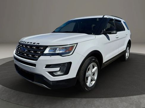 Used 2017 Ford Explorer XLT w/ Equipment Group 201A AWD/4WD image 1