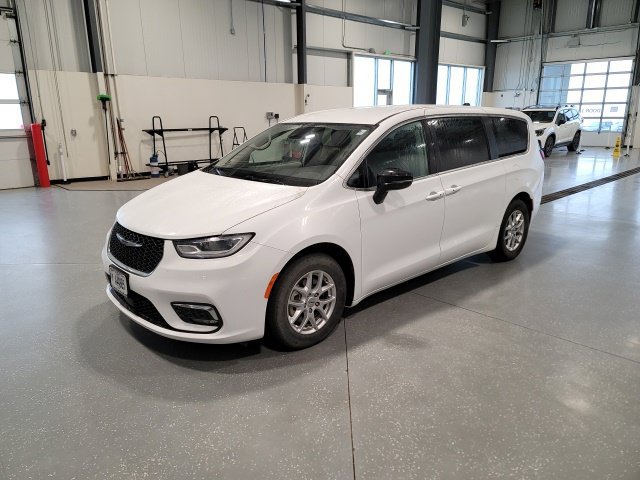 Used 2024 Chrysler Pacifica Touring-L FWD image 3