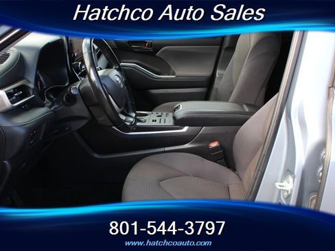 Used 2023 Toyota Highlander LE AWD/4WD image 13