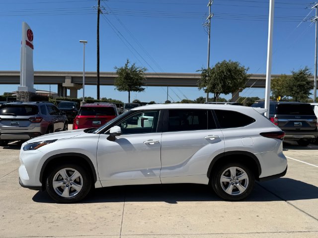 Used 2024 Toyota Highlander LE FWD image 9
