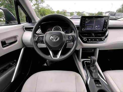 Used 2022 Toyota Corolla Cross LE w/ Moonroof Package AWD/4WD image 5
