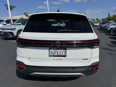 Used 2025 Volkswagen Taos SE AWD/4WD image 9
