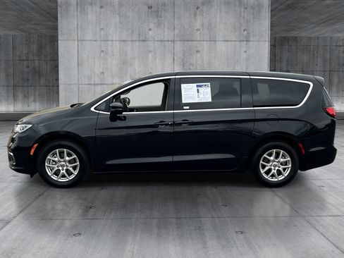 Used 2023 Chrysler Pacifica Touring-L FWD image 2