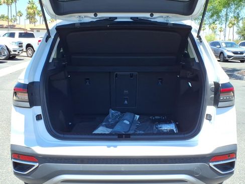 Certified 2025 Volkswagen Taos SE FWD image 16