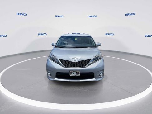 Used 2017 Toyota Sienna SE FWD image 3