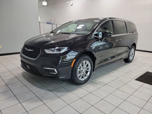 New 2026 Chrysler Pacifica Select image 2