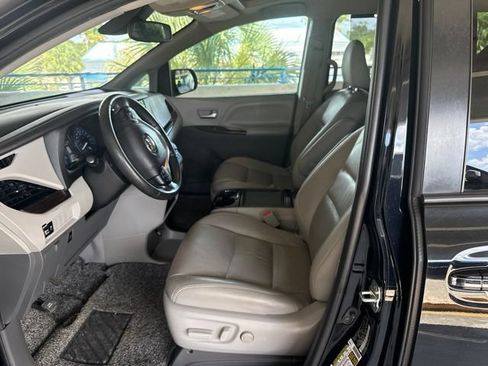 Used 2020 Toyota Sienna XLE w/ Carpet Mat Package FWD image 2