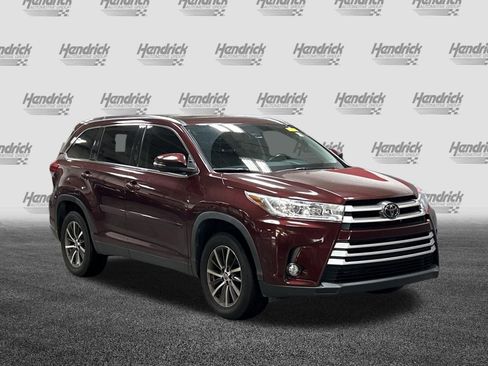 Used 2019 Toyota Highlander XLE FWD image 2