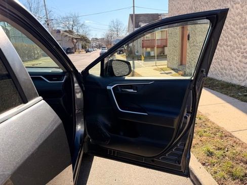 Used 2019 Toyota RAV4 Limited image 30