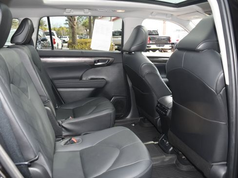 Certified 2021 Toyota Highlander Platinum image 21