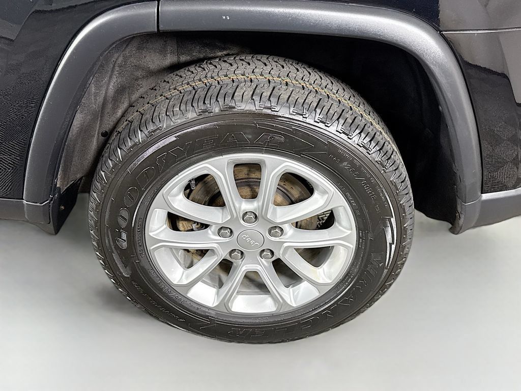 Used 2021 Jeep Grand Cherokee Laredo AWD/4WD image 36