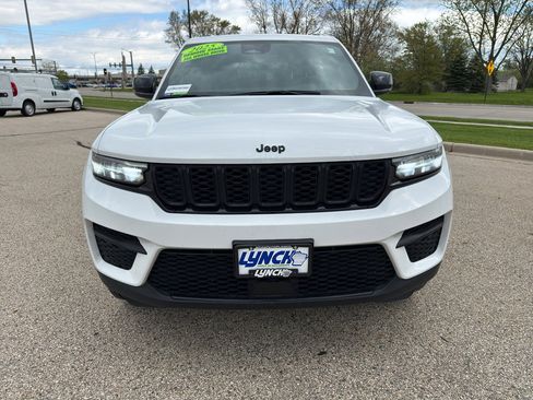 Used 2025 Jeep Grand Cherokee Altitude AWD/4WD image 7