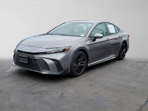 Used 2025 Toyota Camry SE FWD image 7