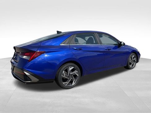 Used 2025 Hyundai Elantra SEL FWD image 4