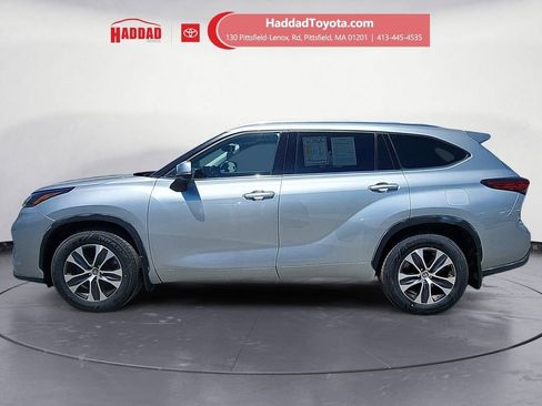Used 2021 Toyota Highlander XLE AWD/4WD image 2