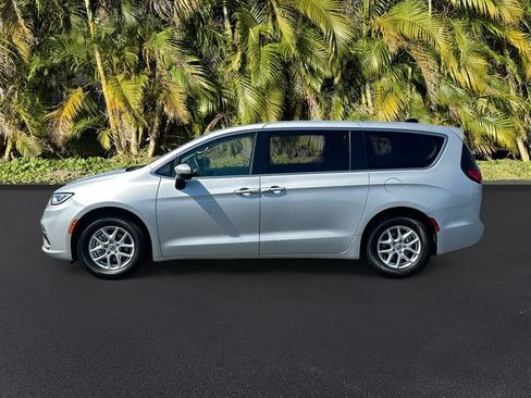 Used 2023 Chrysler Pacifica Touring-L FWD image 8