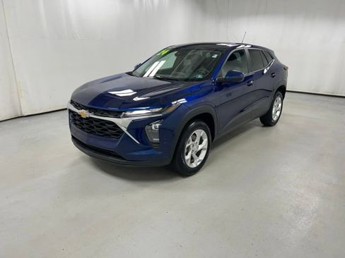 Used 2024 Chevrolet Trax LS w/ LS Convenience Package FWD image 2