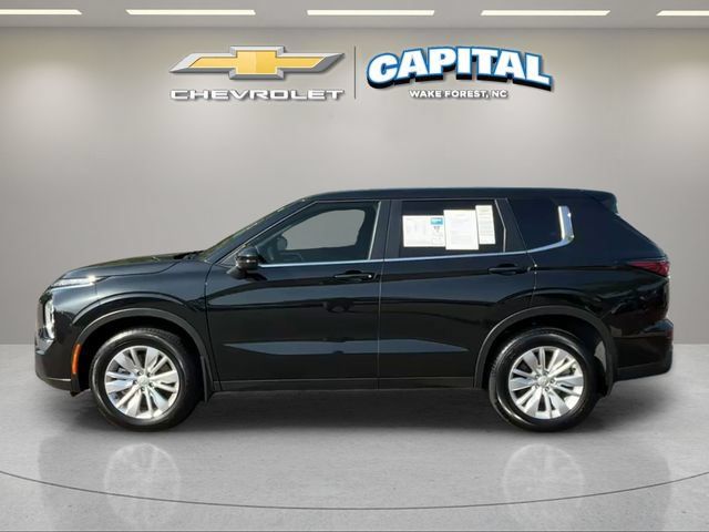 Used 2025 Mitsubishi Outlander ES FWD image 2