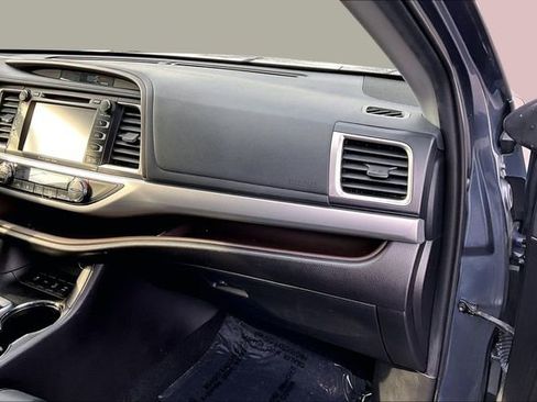 Used 2019 Toyota Highlander XLE image 19