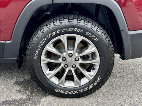 Used 2020 Jeep Cherokee Latitude Plus w/ Cold Weather Group AWD/4WD image 8