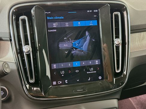 Used 2025 Volvo XC40 B5 Core image 23