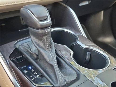 Used 2023 Toyota Highlander Limited FWD image 12