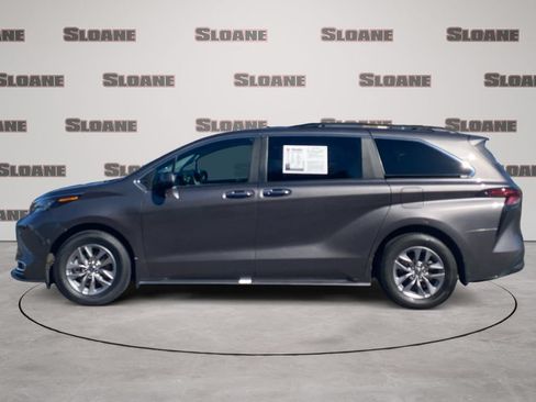 Used 2024 Toyota Sienna XLE FWD image 2