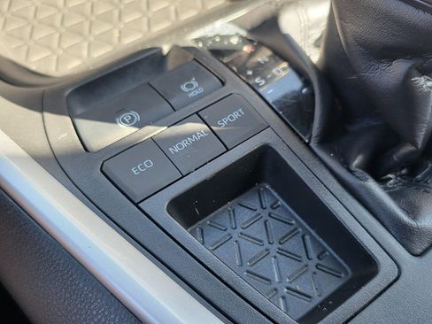 Used 2020 Toyota RAV4 XLE Premium image 40