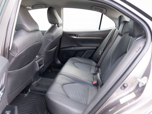 Used 2018 Toyota Camry SE image 14