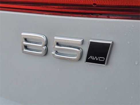 Certified 2025 Volvo XC60 B5 Plus image 8