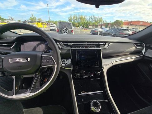 Used 2023 Jeep Grand Cherokee Altitude RWD image 13