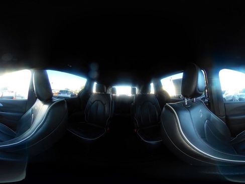 Used 2025 Chrysler Pacifica Limited FWD image 46