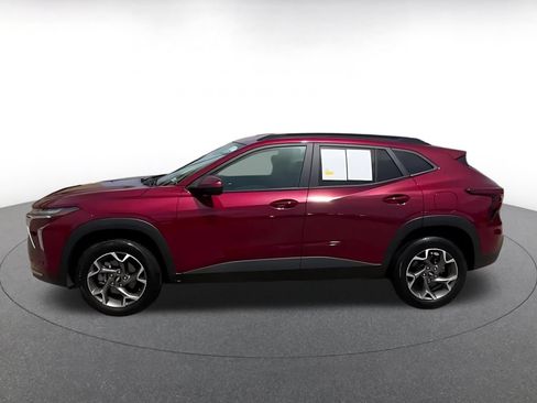 Used 2025 Chevrolet Trax LT w/ LT Convenience Package FWD image 8