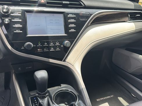 Used 2018 Toyota Camry LE FWD image 11