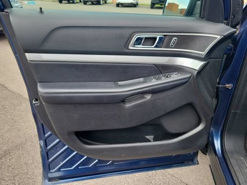Used 2017 Ford Explorer XLT w/ Equipment Group 202A AWD/4WD image 23